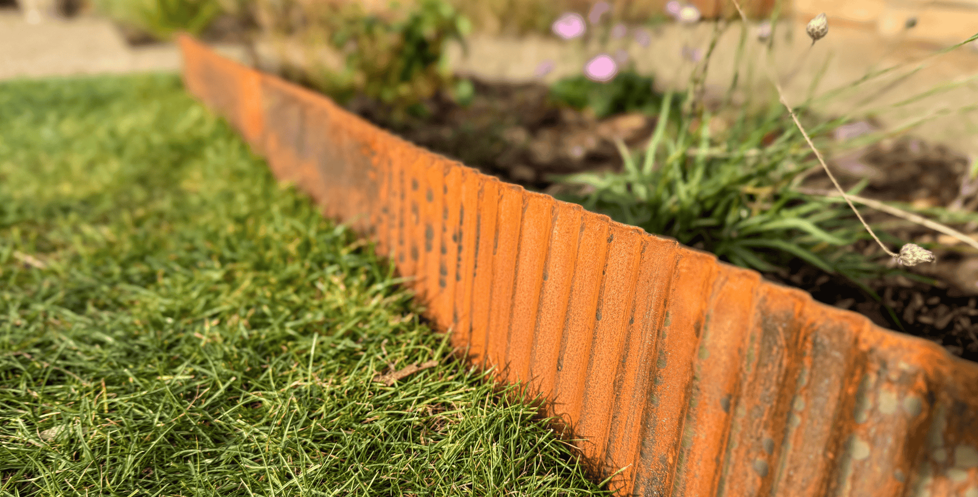 Vlnitý kovový obrubník corten